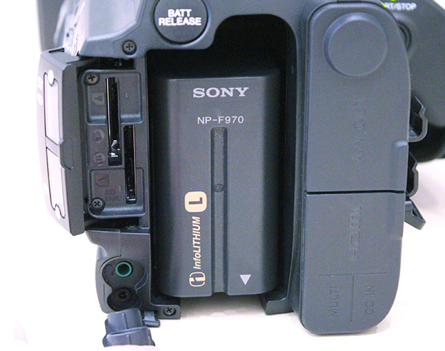 ソニー、NXCAMカムコーダー「HXR-NX100」を発売。3連マニュアルリング