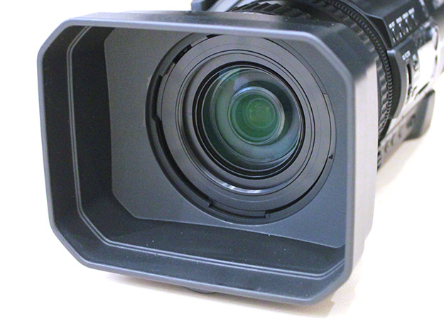 ソニー、NXCAMカムコーダー「HXR-NX100」を発売。3連マニュアル