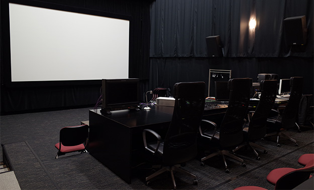 EIZO_01_PE_RED_studio_1