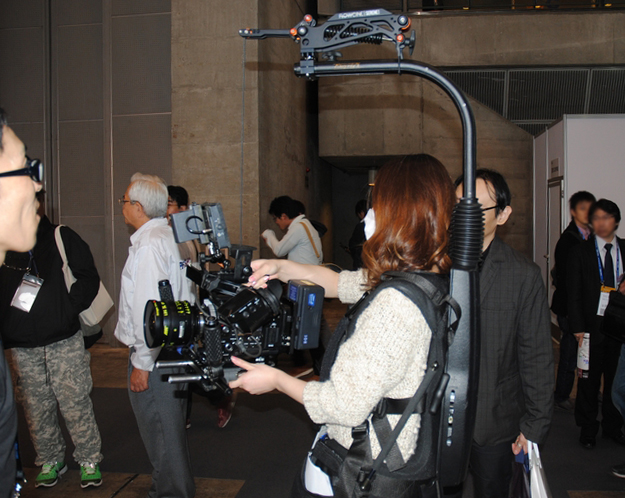 InterBEE2015]三和映材社ブース：ワイヤーでカメラをサポートする