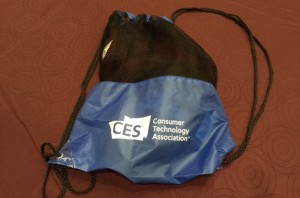 今年は、セキュリティーが非常に厳しい。持ち込みバックには中が見える透明かメッシュの物が推奨されている。会期を前にセキュリティーの強化のアナウンスが再三されていた。そんな見地から、プレスに配布されるバックも丈夫なディバッグタイプの物からからメッシュバックへと変更された