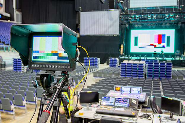 160201_black-magic-stuydio-camera-with-EF-lens-FOH