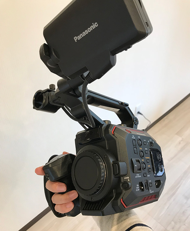 Panasonic AU-EVA1 パナソニック カムコーダー シネマカメラ Amazon.com : Panasonic AU-EVA1 5.7K Super 35mm Cinema Camera