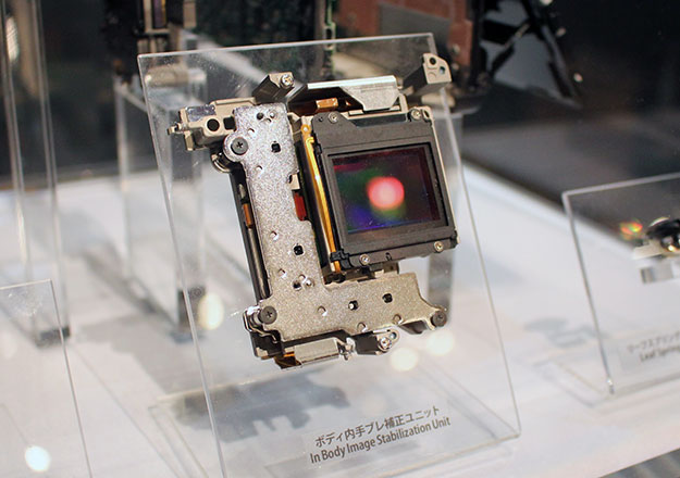 富士フイルム、ボディ内5軸・最大5.5段手ブレ補正機能を搭載した