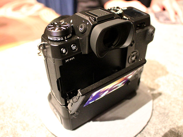 富士フイルム、ボディ内5軸・最大5.5段手ブレ補正機能を搭載した