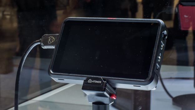 ATOMOS：小型、軽量のポータブルモニター/レコーダー「NINJA V」や