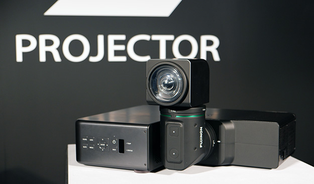 富士フイルム、屈曲型二軸回転機構レンズを搭載した超短焦点