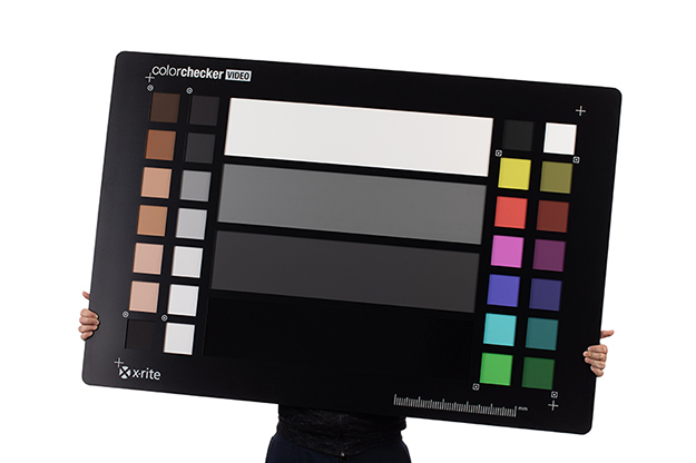 エックスライト、メガサイズのカラーチャートを発売。ドローンやロング