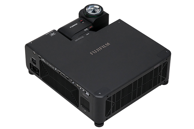 富士フイルム、高輝度8000ルーメン、クラス最小・最軽量を実現した超短