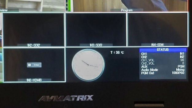 13.3インチディスプレイ一体型マルチスイッチャー「PVS0613」を現場で