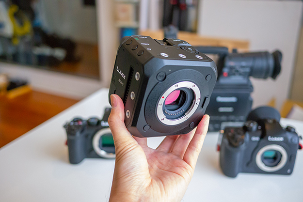 美品 Panasonic LUMIX DC-BGH1 業務用ビデオカメラ本体 パナソニックがLUMIX BGH1を発表 － MFTのボックスカメラ | CineD