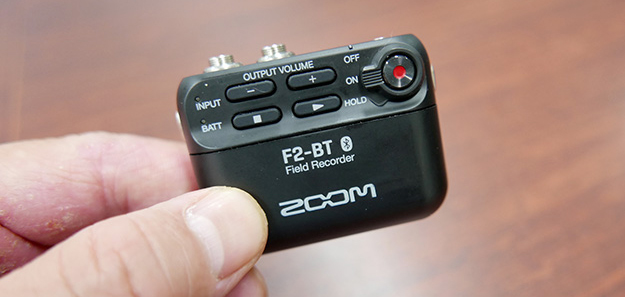 ZOOM F2-BT   32ビットフロートフィールドレコーダー ZOOMフィールドレコーダー『F2-BT』に直挿し小型マイクと