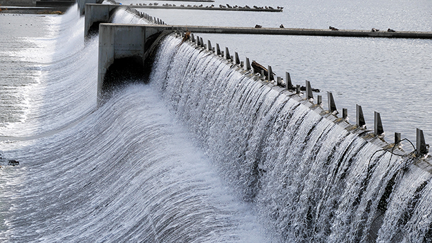 シャッター速度を早くして落ちる水を撮影