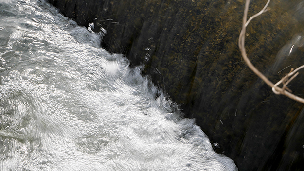 シャッター速度を遅くして水の動きを撮影