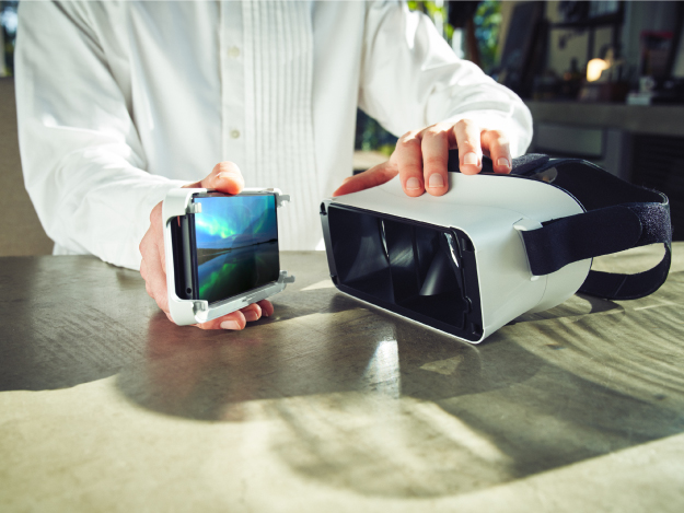 ソニー、Xperia専用スマホ差し込み型ビジュアルヘッドセット「Xperia View」を発売