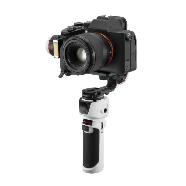 ZHIYUN、CRANEシリーズの最新作「CRANE M3」を発表。ペットボトル大で重量700g、リバランス不要でアクションカメラ・スマホ・一眼レフまで対応