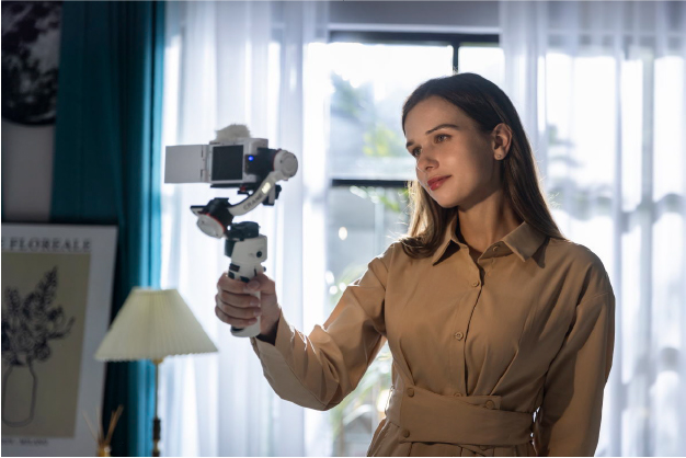 ZHIYUN、CRANEシリーズの最新作「CRANE M3」を発表。ペットボトル大で重量700g、リバランス不要でアクションカメラ・スマホ・一眼レフまで対応