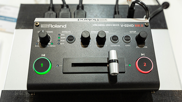 ローランド：V-02HD MK IIを展示。パソコンと接続してライブ配信できる