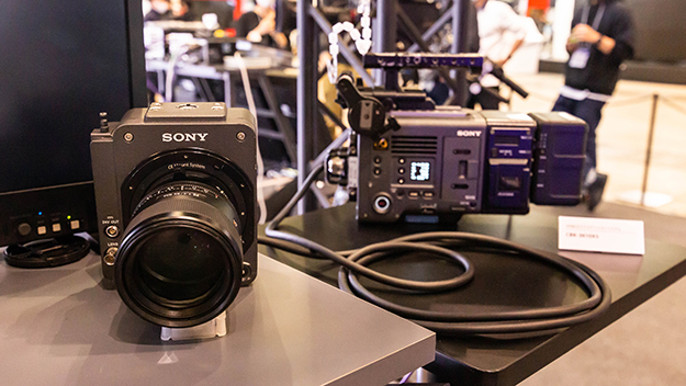 ソニー：VENICE 2を展示説明写真