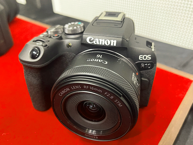 キヤノン、「R10」を発表。約429gのシリーズ初APS-CサイズCMOSセンサー搭載・新開発RF-Sレンズ対応