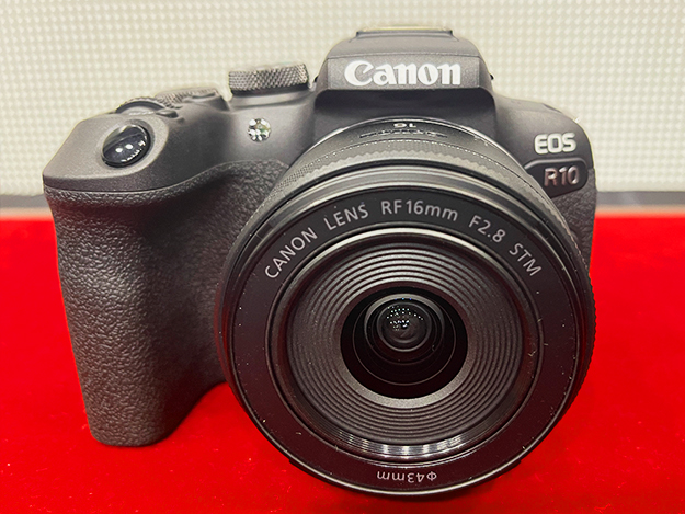 キヤノン、「R10」を発表。約429gのシリーズ初APS-CサイズCMOSセンサー搭載・新開発RF-Sレンズ対応