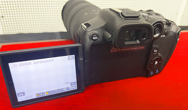 キヤノン、「R10」を発表。約429gのシリーズ初APS-CサイズCMOSセンサー搭載・新開発RF-Sレンズ対応