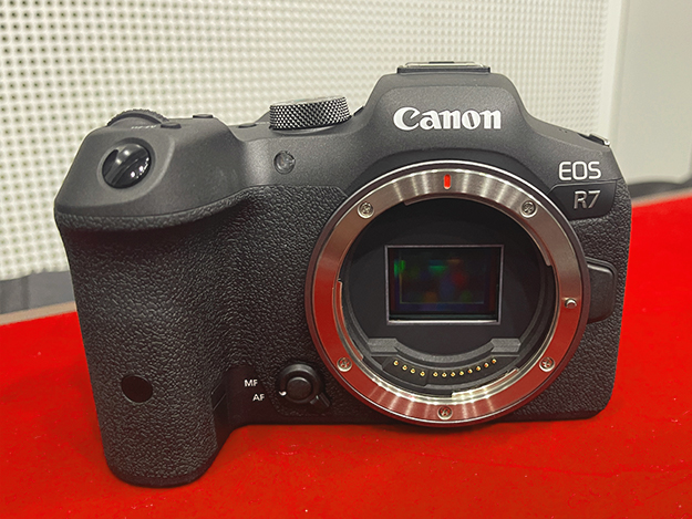 キヤノン、「EOS R7」発表。新APS-Cミラーレス登場、約3250万画素・RF